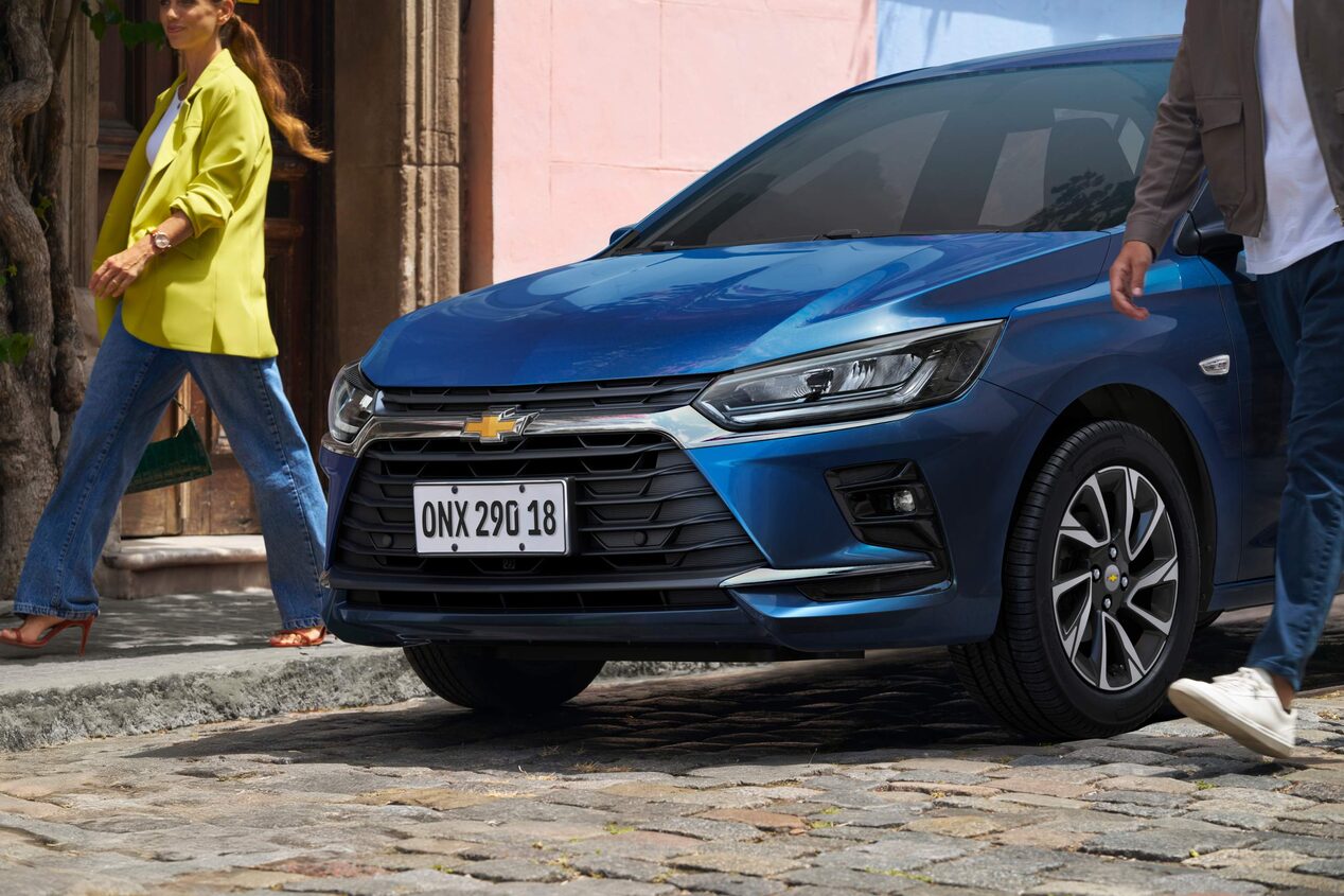 Chevrolet Onix 2026 color Azul Some Kinda Blue estacionado en zona urbana