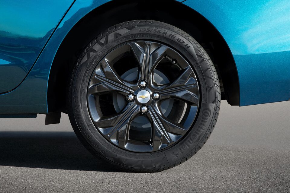 Chevrolet Onix Auto Moderno - Llantas con tu combo de accesorios sport