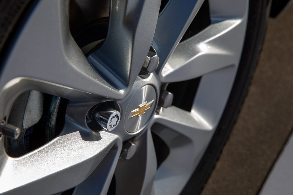 Chevrolet Onix Auto Moderno - Tuercas con tu Combo de Accesorios de Seguridad