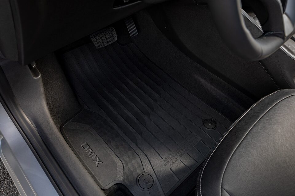 Chevrolet Onix Auto Moderno - Juego Cubrealfombra con tu Combo de Accesorios de Seguridad