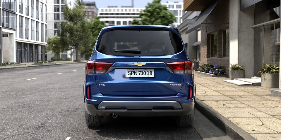 Vista trasera del Chevrolet Spin 2026 azul, destaca su seguridad, espacio y presencia en la ciudad, ideal para familias modernas.