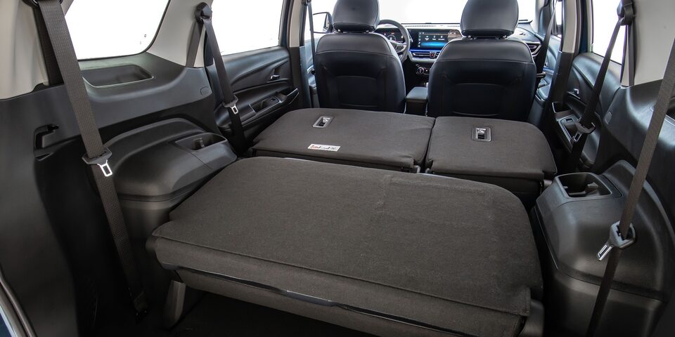 Interior del Chevrolet Spin 2026 con asientos abatidos, ofrece máxima flexibilidad de carga y espacio ideal para familias activas.