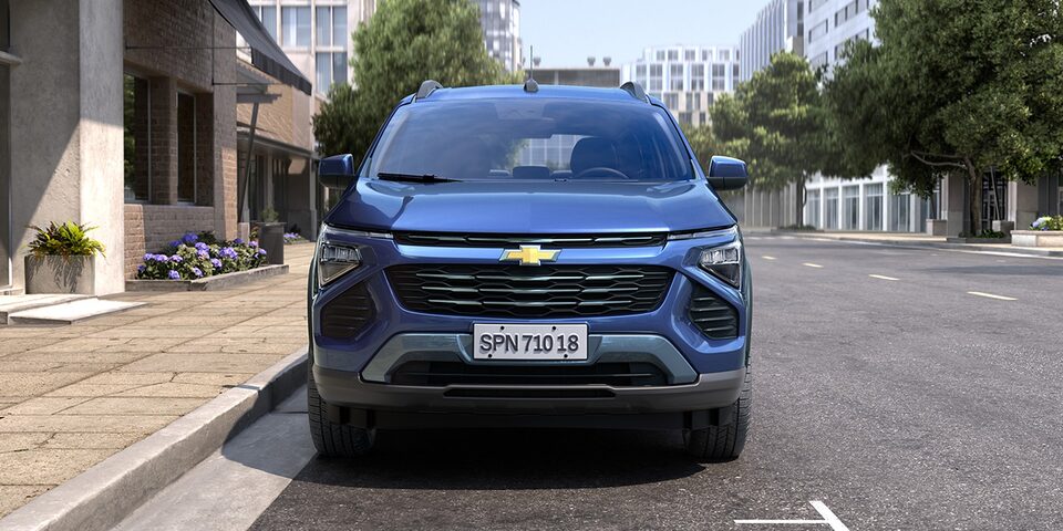 Vista frontal del Chevrolet Spin 2026 azul, destaca su seguridad, diseño moderno y gran presencia urbana para familias que buscan confianza.