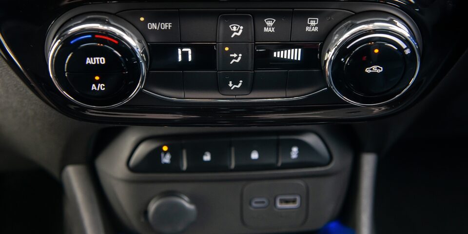 Panel de control de climatización del Chevrolet Spin 2026, sistema avanzado para mantener el confort y la temperatura ideal en todo momento.