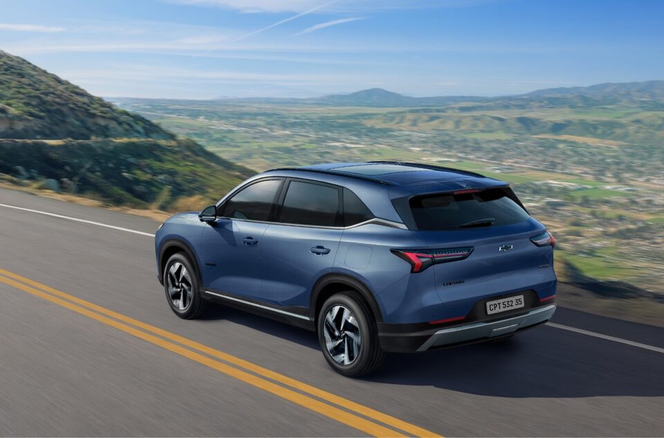 Vista trasera de la Chevrolet Captiva PHEV ascendiendo sobre una ruta elevada, con montañas y naturaleza de fondo. 