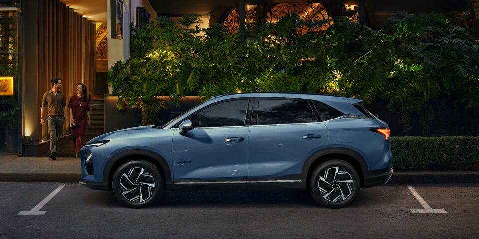 Vista lateral del Nuevo Chevrolet Captiva PHEV estacionado en área urbana