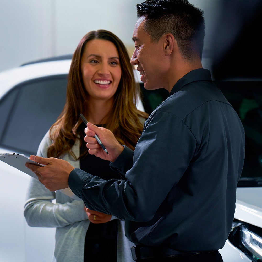 Asesor de servicio Chevrolet brindando atención personalizada y soluciones confiables al cliente en taller oficial