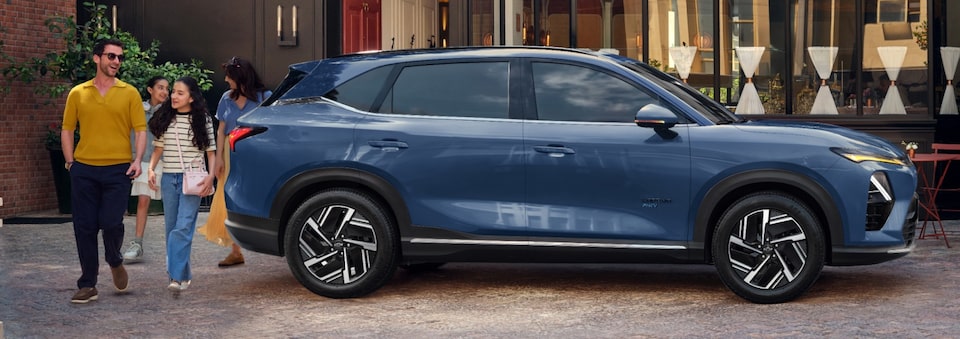 Imagen de una familia saliendo de un restaurante, a punto de subir a la Chevrolet Captiva PHEV.