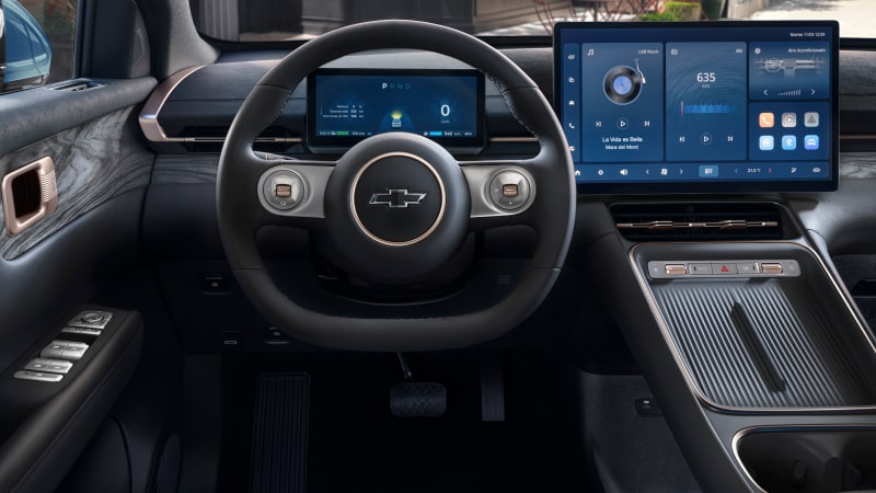 Vista del volante de la Chevrolet Captiva PHEV, además de los controles y la pantalla digital central.