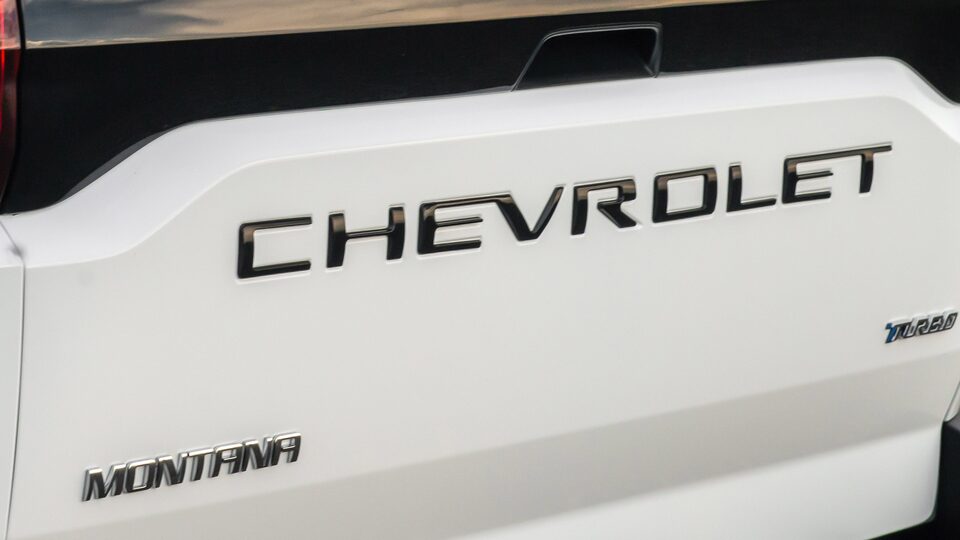 Dale un aspecto sobrio a tu pick up Chevrolet Montana con el emblema trasero negro