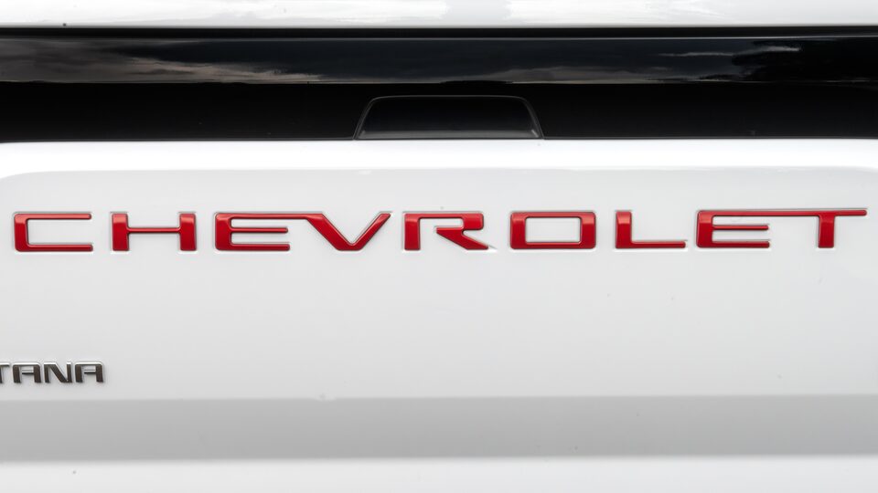 Dale un aspecto exclusivo a tu pickup Chevrolet Montana con el emblema trasero en relieve