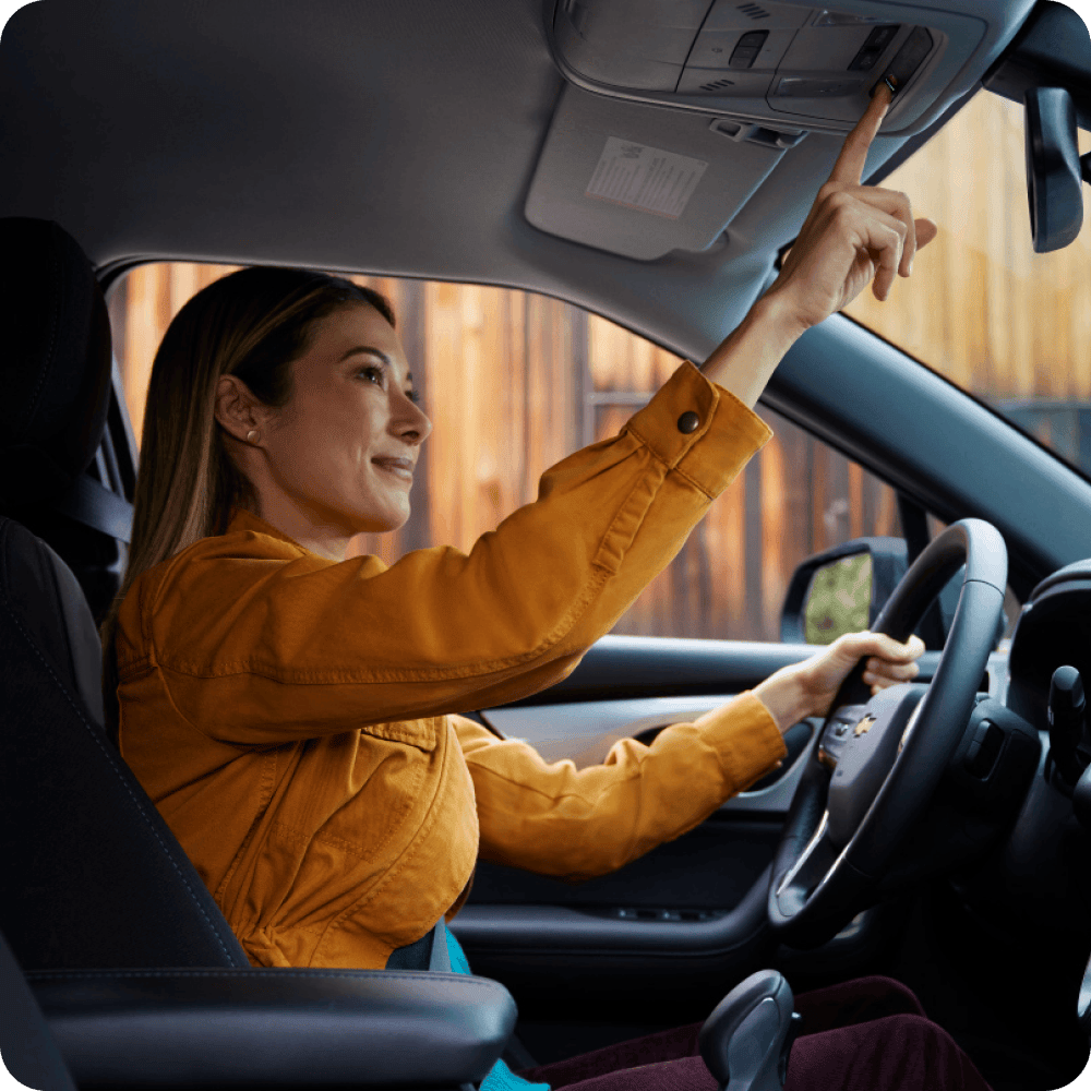 Mujer haciendo uso de la Tecnología de Onstar.