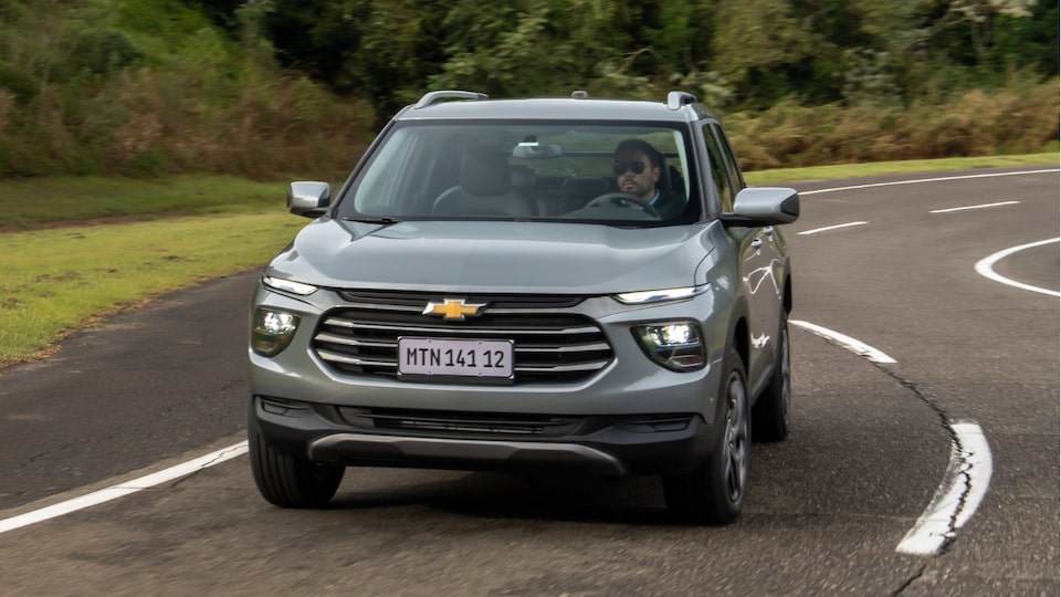 Chevrolet Montana LT AT con  un motor 1.2 turbo de 132 CV de potencia circulando por una ruta.