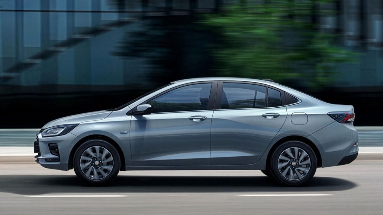 Vista lateral del Chevrolet Onix Plus en movimiento.