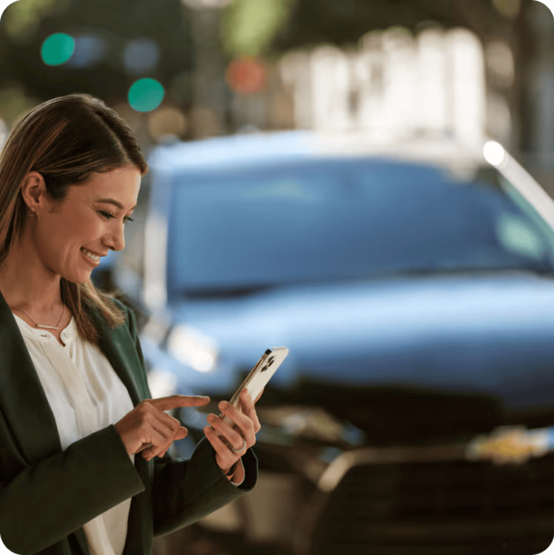 "Mujer utilizando aplicación móvil para controlar su Chevrolet, tecnología inteligente que facilita tu vida "
