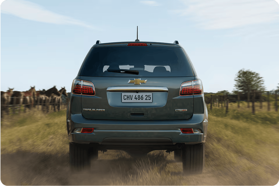 Vista trasera de la Chevrolet Trailblazer conduciendo en camino rural.