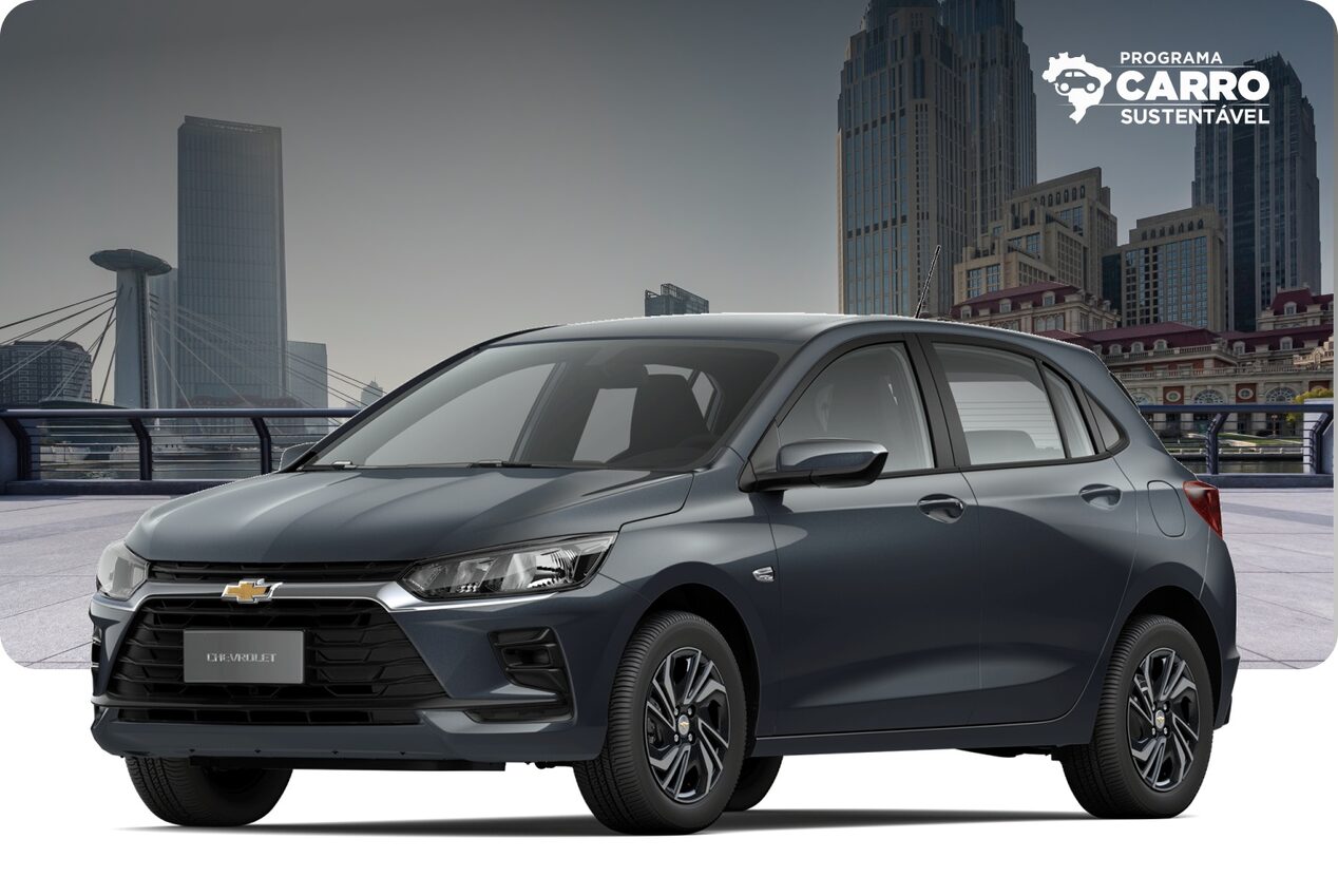 Chevrolet Onix MT Turbo na cor Cinza Drake, em ambiente urbano.