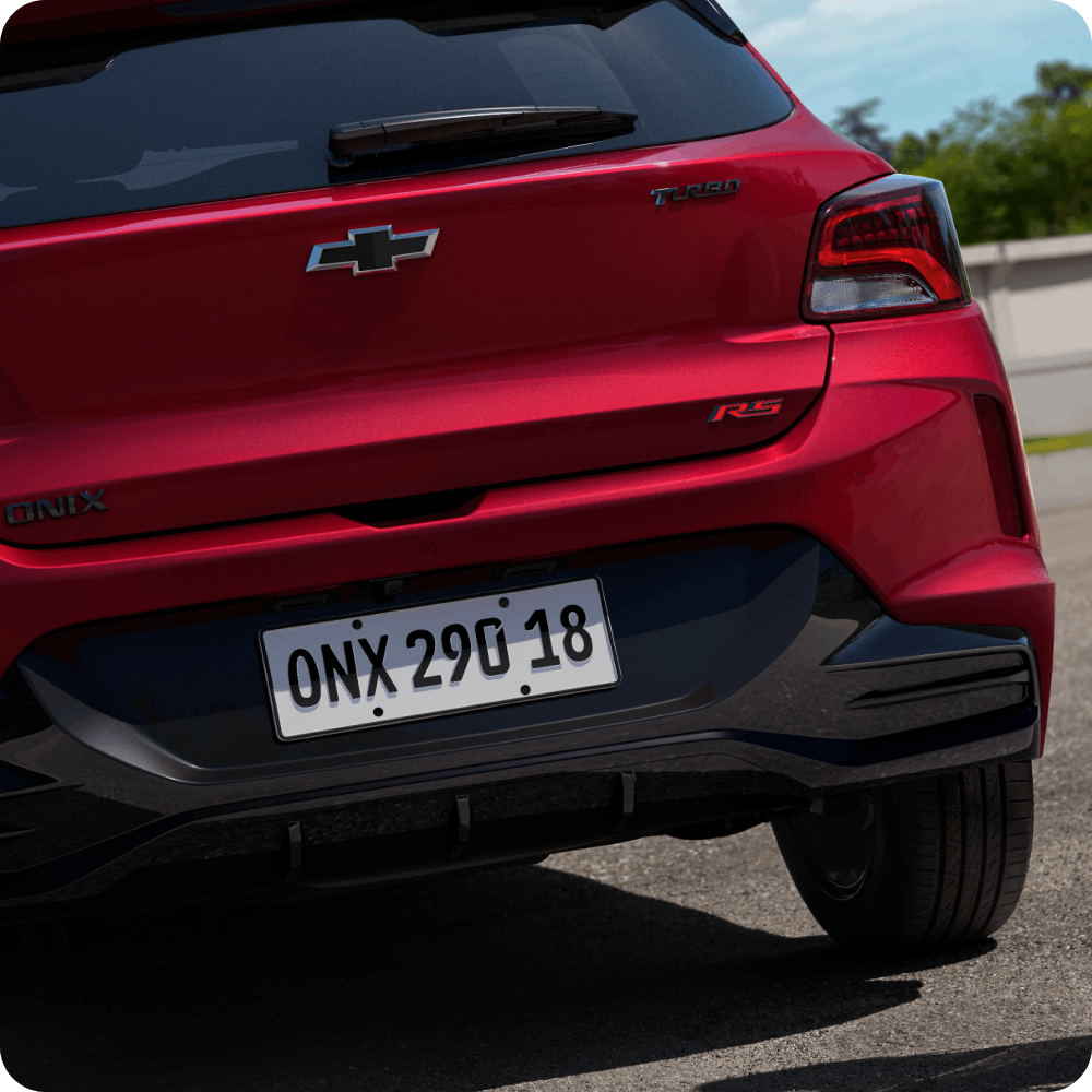 Foto do para-choque traseiro com acabamentos em preto High Gloss do Chevrolet Onix 2026 versão RS.