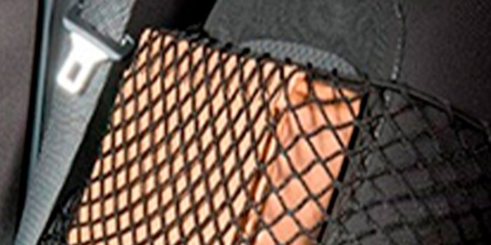 Rede de conveniência para banco com fixação no encosto de cabeça