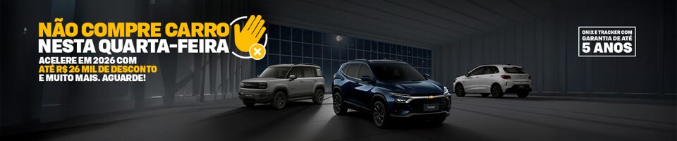 Banner predominantemente escuro ilustrado por um Tracker, Onix e Spark EUV  dispostos com composição triangular dentro do quadro. No quadrante superior esquerdo, o texto: Não compre carro nessa quarta-feira, acompanhado de um ícone que representa o veto (uma mão e um X); abaixo, o complemento: acelere em 2026 com descontos de até 26 mil e muito mais, aguarde. No pé da imagem há o selo de 5 anos de garantia.