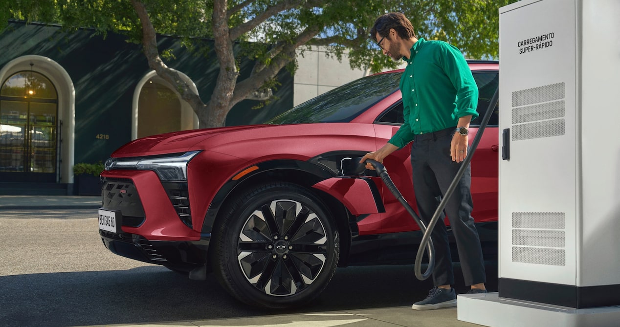 Blazer EV andando em cidade, na cor vermelha