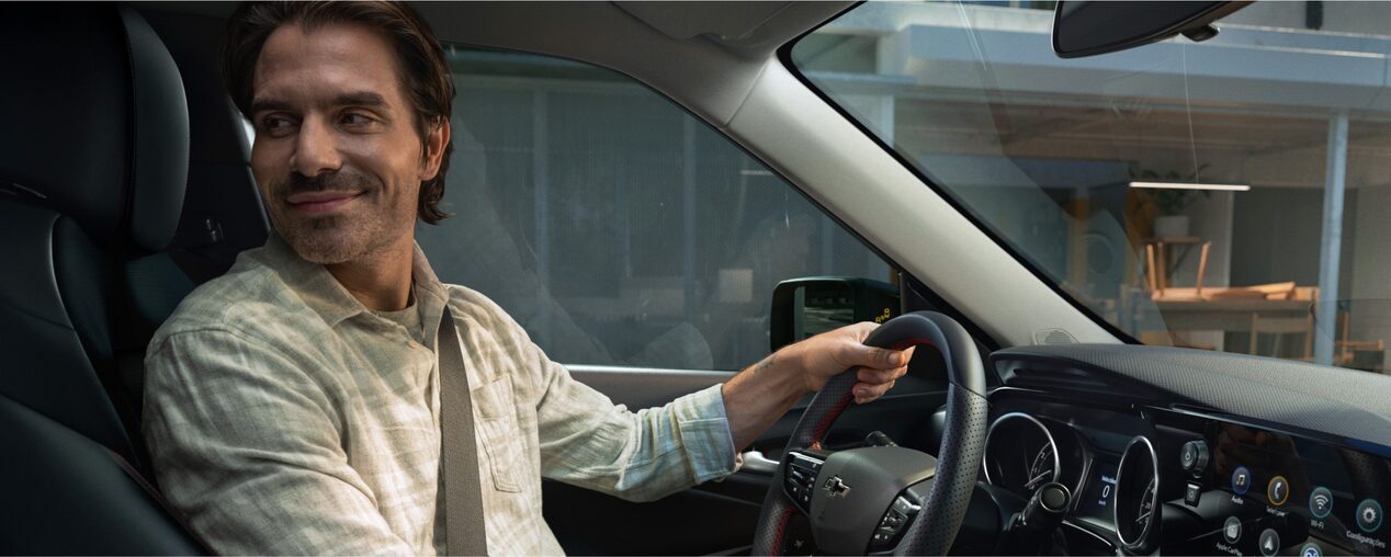 Homem branco dirigindo um carro