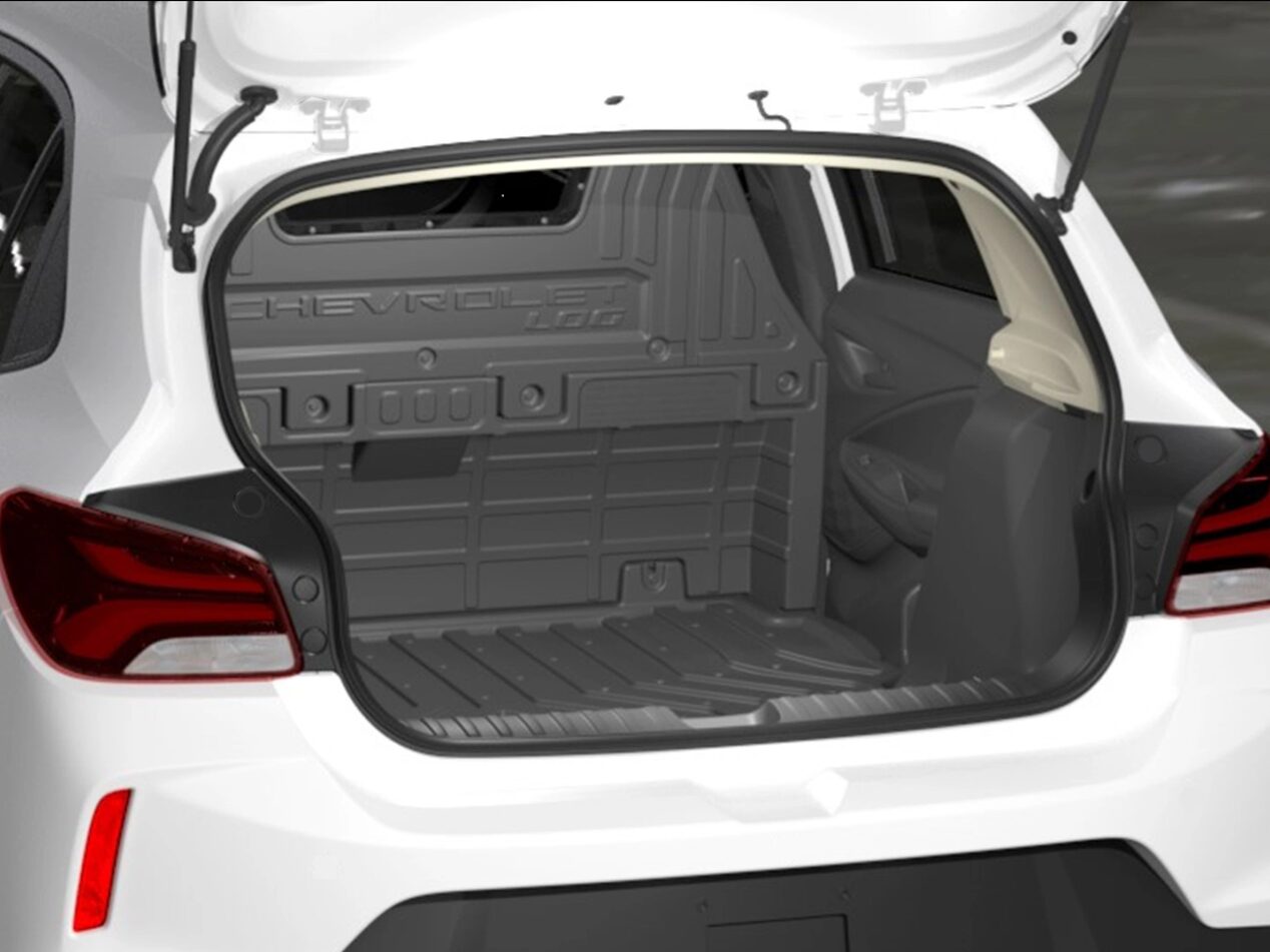 Porta-malas do Onix aberto, mostrando amplo espaço interno.