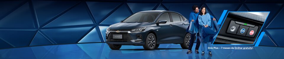 Banner do Chevrolet Onix Plus azul, com um casal sorridente a carregar sacos de compras ao lado do carro. À direita, detalhe de botões do sistema OnStar no interior do veículo. Texto: Onix Plus – 7 meses de OnStar gratuito