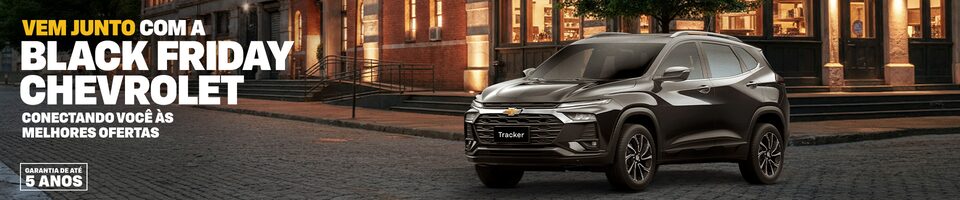 Tracker Chevrolet estacionado em uma rua da cidade à noite. A imagem promove a campanha de Black Friday da Chevrolet.