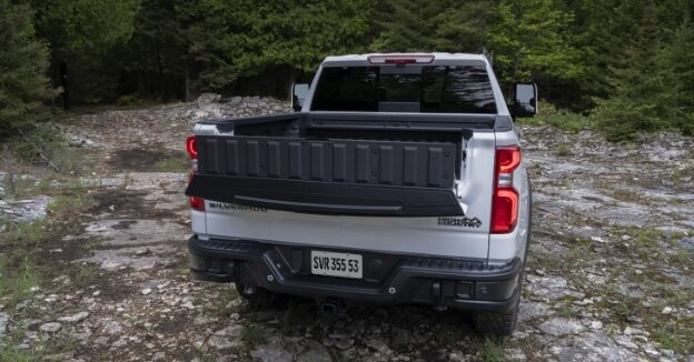 A tampa multi-flex ajuda no apoio de carga, mantendo itens grandes dentro da caçamba