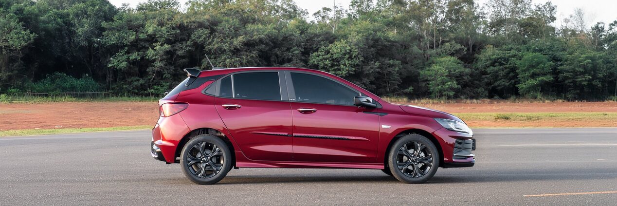 Imagem ambientada do Chevrolet Onix para ilustrar a página de acessórios originais Chevrolet desenvolvida para o respectivo modelo.