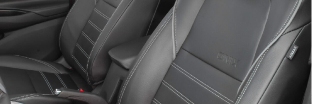 Detalhe dos bancos do motorista e do passageiro do Chevrolet Onix para ilustrar a página de acessórios originais Chevrolet desenvolvida para o respectivo modelo.