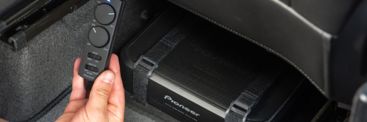 Detalhe do subwoofer JBL instalado em um Chevrolet Onix para ilustrar a página de acessórios originais Chevrolet desenvolvida para o respectivo modelo.