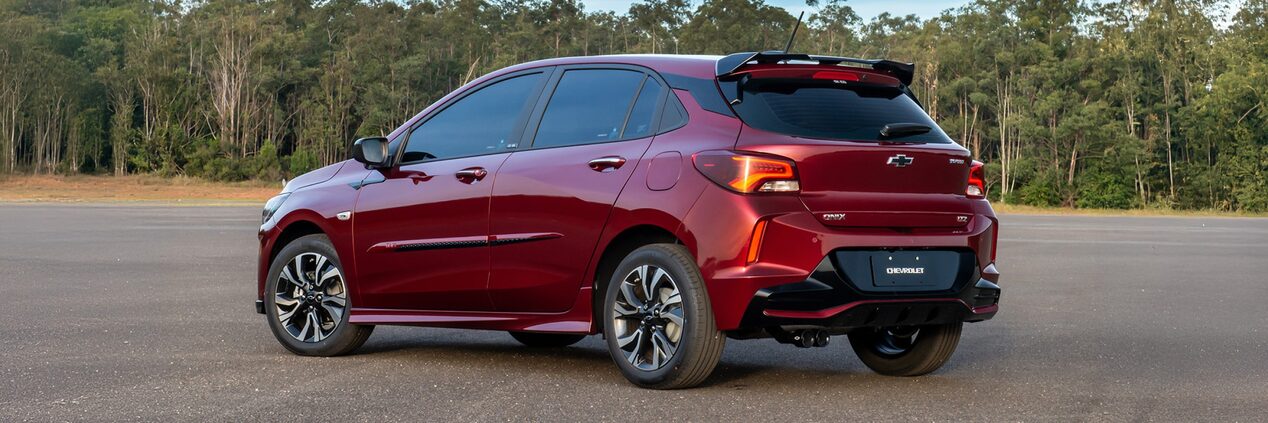 Chevrolet Onix em foto ambientada para ilustrar a página de acessórios originais Chevrolet. 