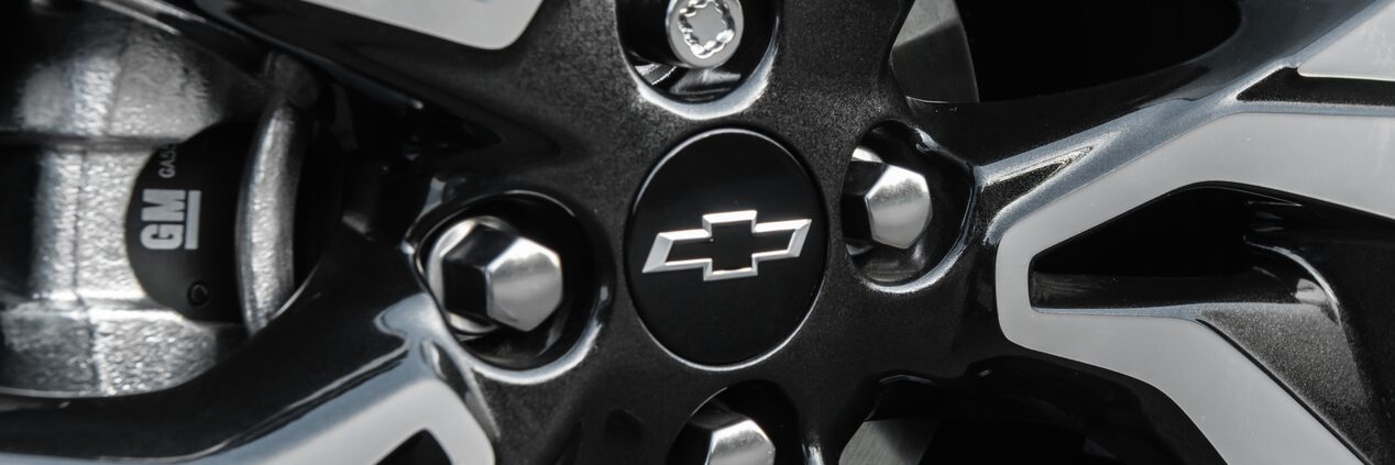 Detalhe da roda do Chevrolet Onix para ilustrar a página de acessórios originais Chevrolet desenvolvida para o respectivo modelo.