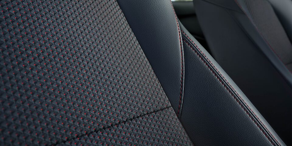 Acabamento do banco Onix na cor preto e cinza e acabamentos em vermelho.