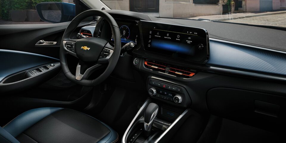 Chevrolet Onix detalhes do painel interno do carro exibindo Painel multimídia e volante