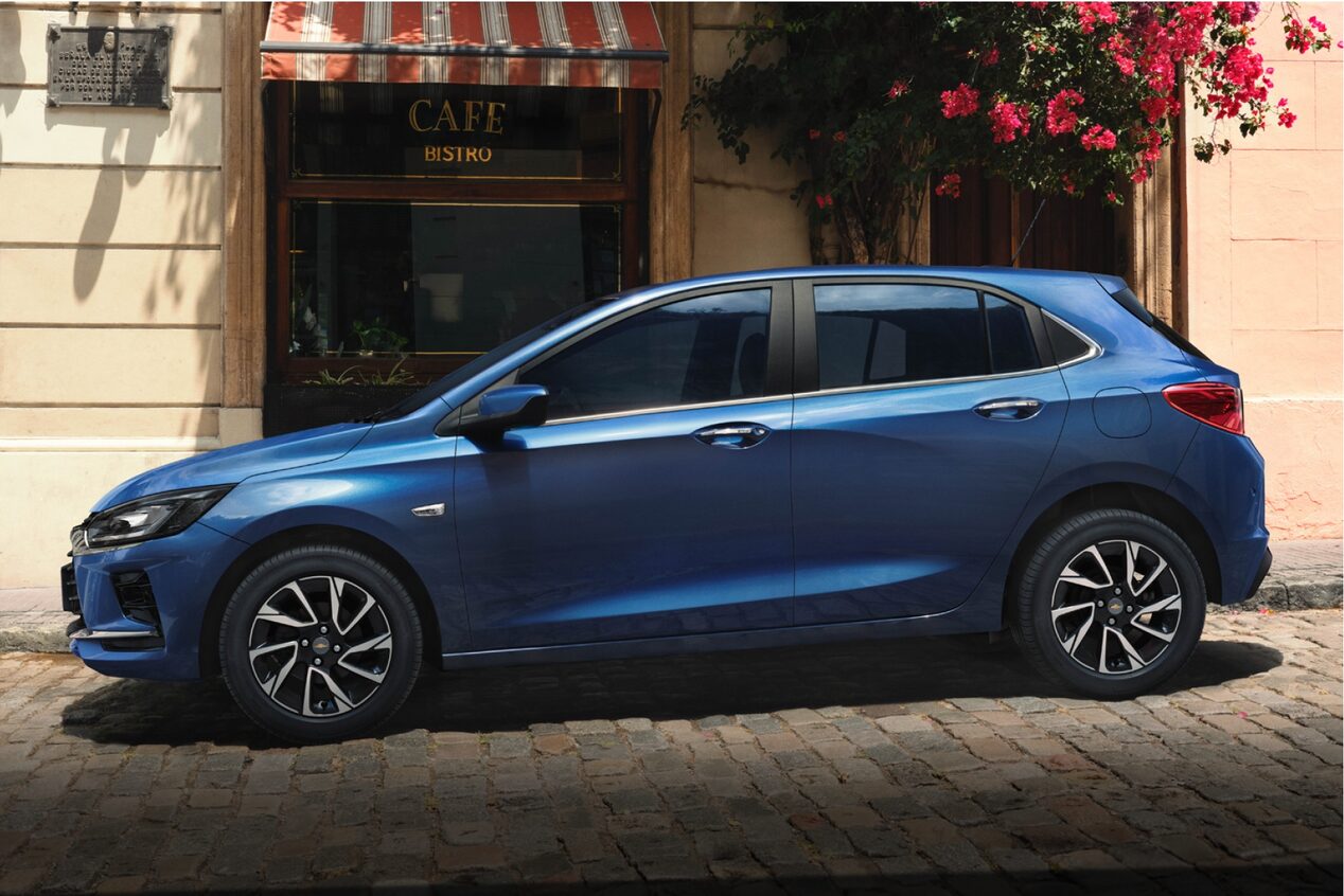 Frente do Chevrolet Onix RS Turbo Azul em ambiente externo.