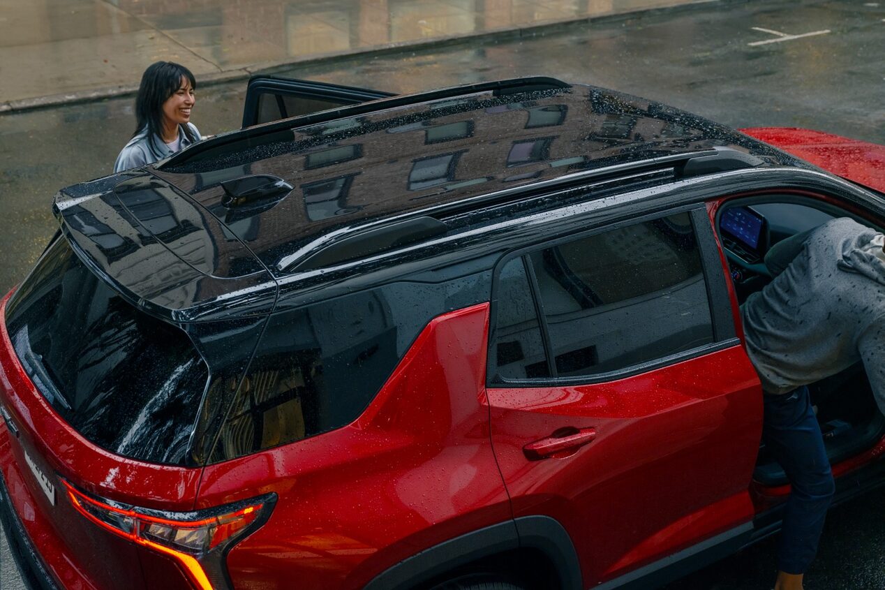 Duas pessoas entrando em um Equinox Turbo.