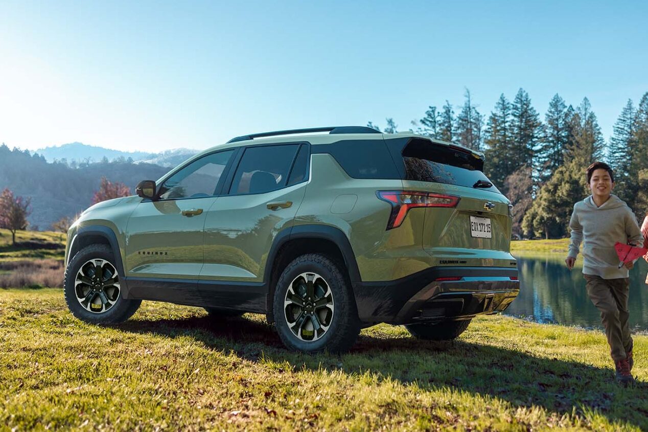 Equinox 2026 parado em meio a área verde.