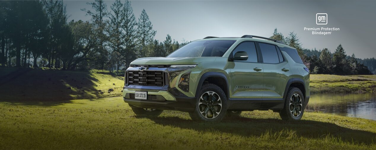 Equinox Turbo Verde Cacti estacionado à beira de um lago. No canto superior direito, o selo GM – Premium Protection Blindagem.