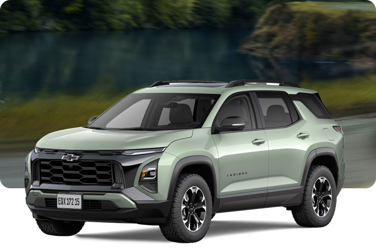 Chevrolet Equinox Activ verde visto de frente e lateral direita