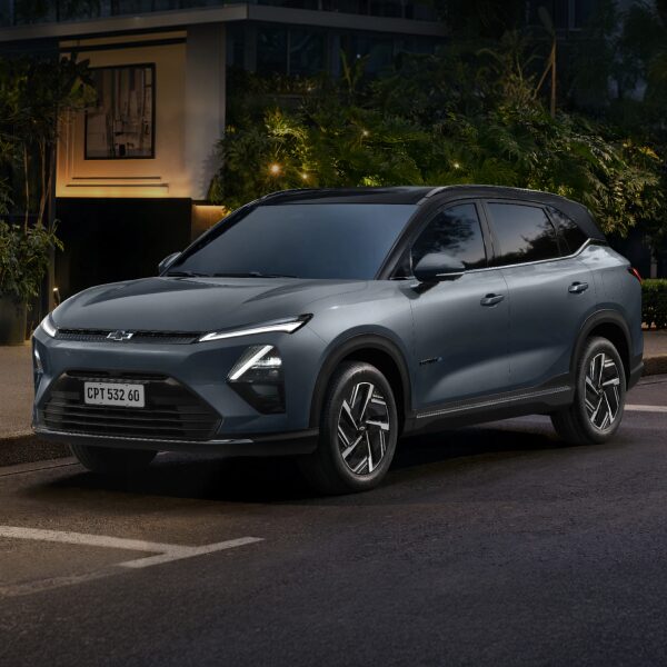 A Captiva EV aparece em foto ambientada, estacionado na rua e posicionado no centro da imagem.