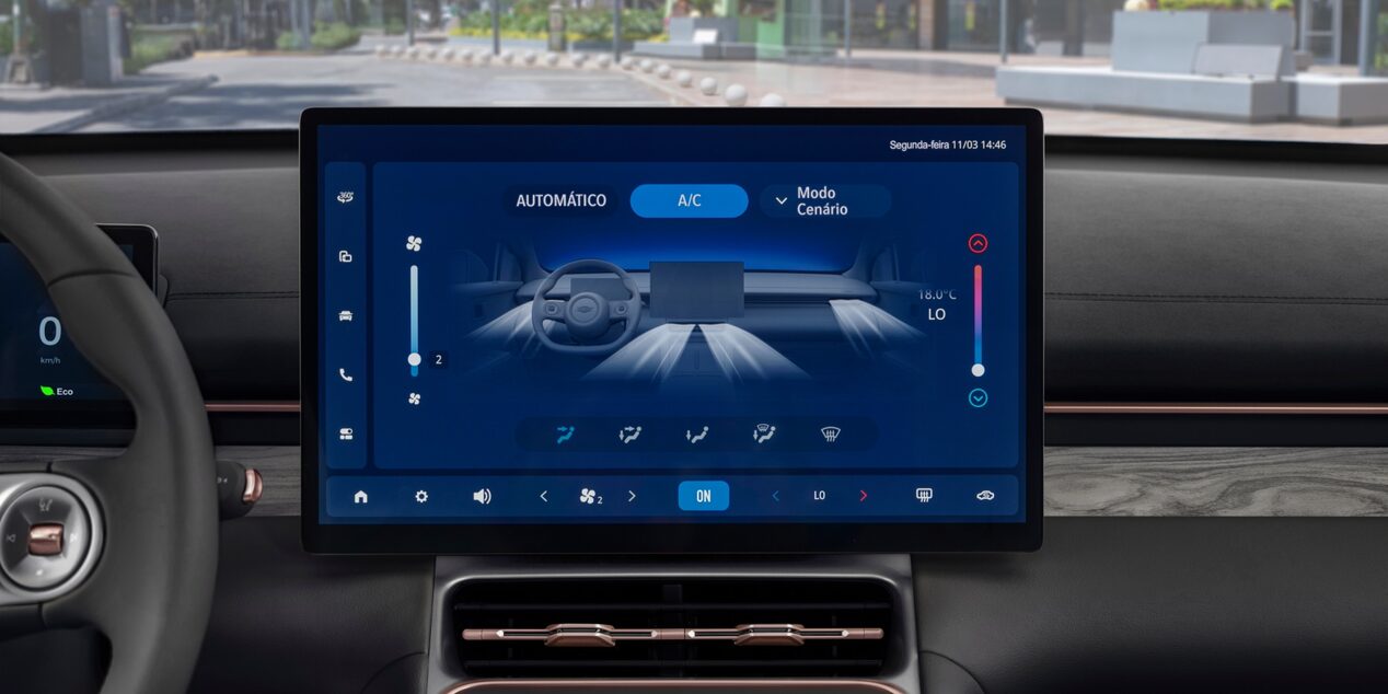 Interior do SUV Chevrolet Captiva EV, mostrando o painel digital.