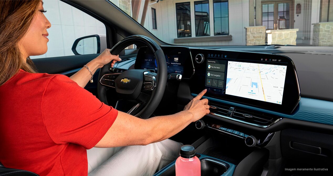 Mulher mexendo na Multimídia Equinox EV