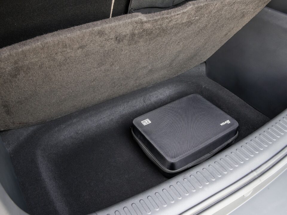 Plataforma rígida no porta-malas do Chevrolet Spark EUV com bolsa organizadora integrada acomodada no compartimento inferior.