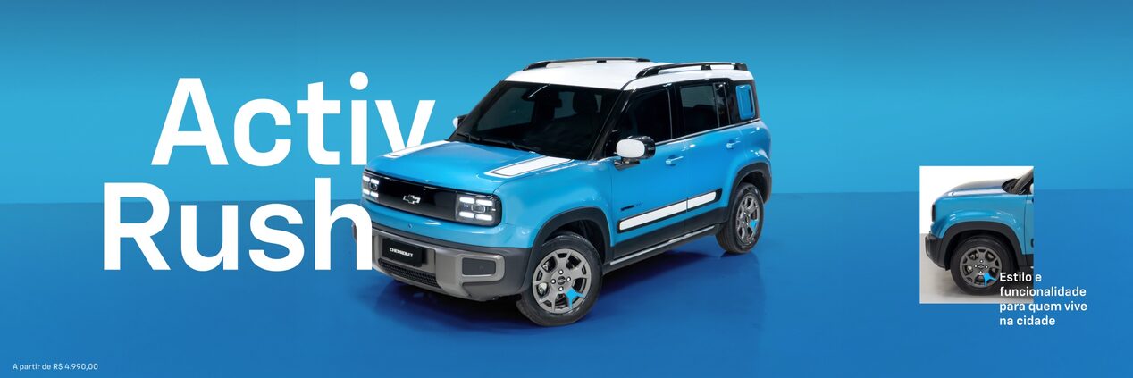 Chevrolet Spark EUV na cor Azul Atlântico em vista de frente e lateral esquerda em fundo azul.