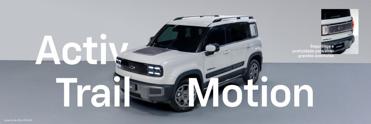 Chevrolet Spark EUV na cor Branco Cupuaçu em vista de frente e lateral esquerda em fundo branco.