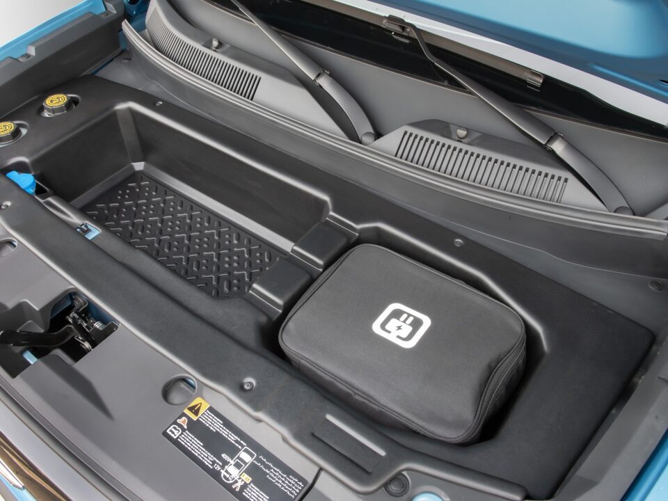 Caixa organizadora frontal no compartimento dianteiro do Chevrolet Spark EUV, com bolsa encaixada.