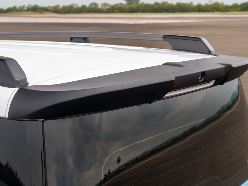 Detalhe do aerofólio traseiro instalado na tampa do porta-malas do Chevrolet Spark EUV, com acabamento em preto e terceira luz de freio integrada.